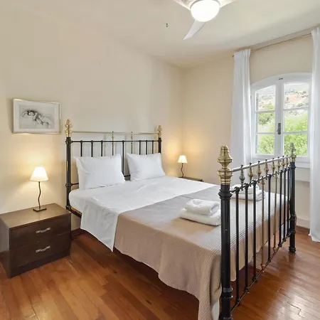 בית נופש Gialia Beach House With Bbq, 50M From The Sea Ándros